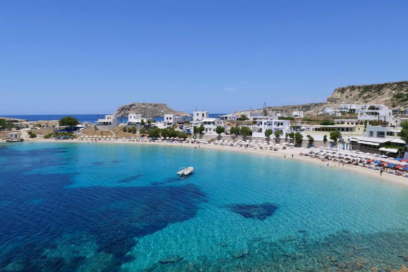 Smaragdové more a pláž Pagias Limani na ostrove Karpathos.