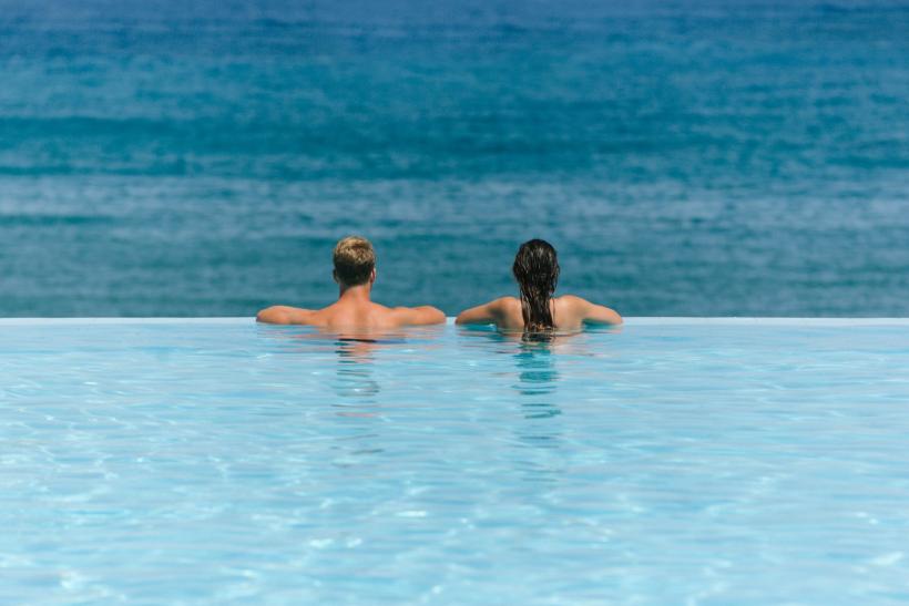 Pár v bazéne na ostrove Karpathos.
