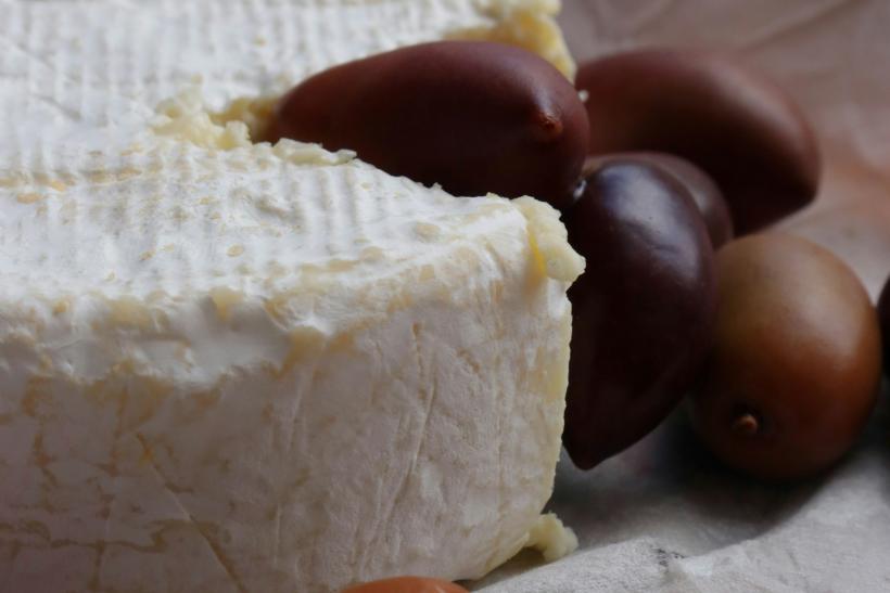 Kozí syr s olivami.