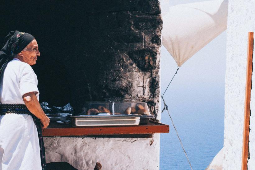 Miestna žena v dedine na ostrove Karpathos.