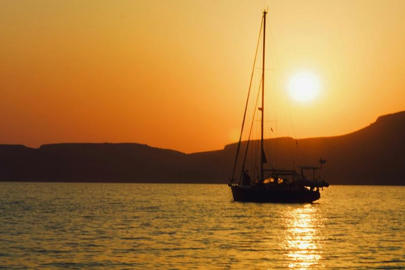 Loď a západ slnka v Grécku.