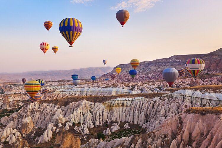 komíny a kamenné stĺpy v Cappadocii