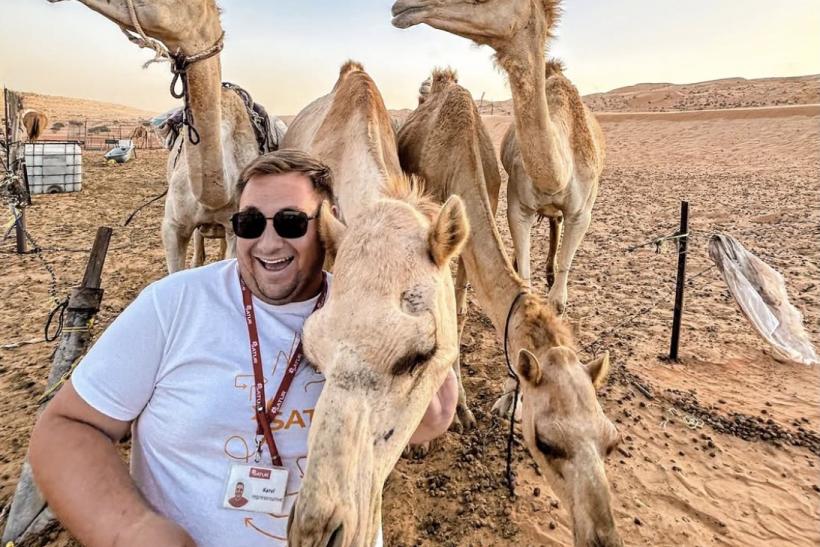 Delegát Karel Očenášek na púšti s ťavou, Spojené arabské emiráty.