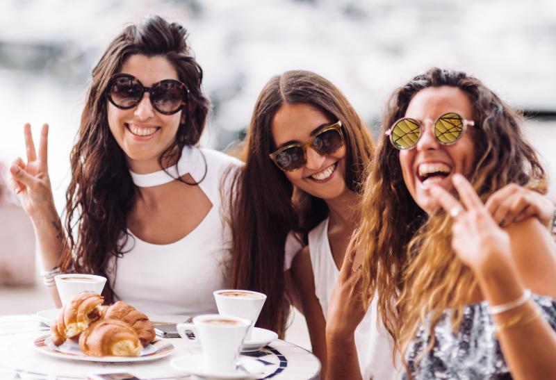 Tri ženy za stolom pri káve.