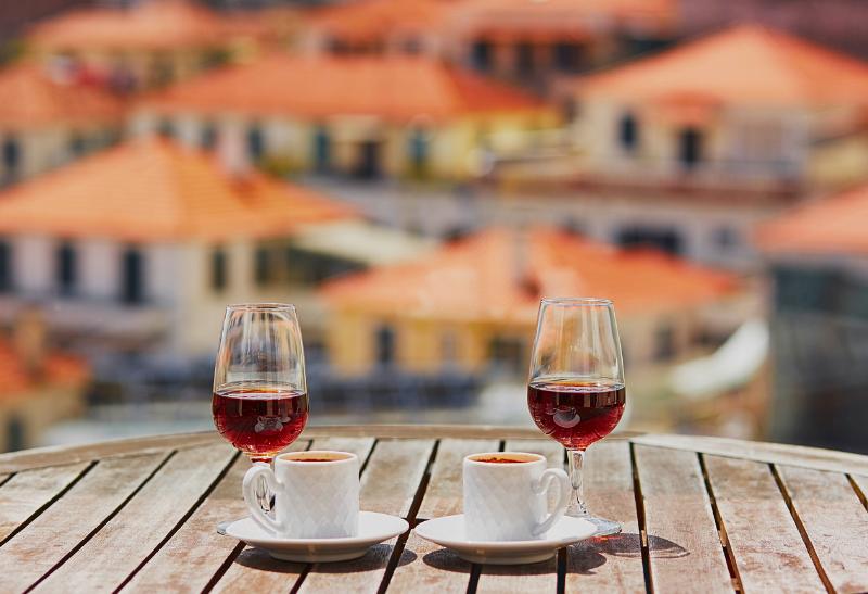Dva poháre s vínom a dve šálky s kávou v Portugalsku.