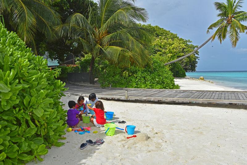 Hrajúce sa deti na pláži. Maldivy