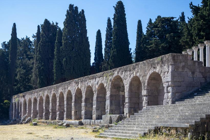 Ruiny Asklepionu na ostrove Kos a stromy.