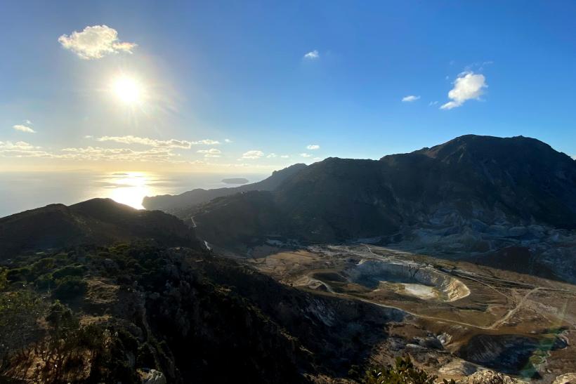 Sopečný ostrov Nisyros pri Kose obklopený morom.