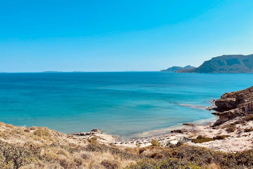 Rajská pláž s tyrkysovým morom a ľudia na pláži na Kose.