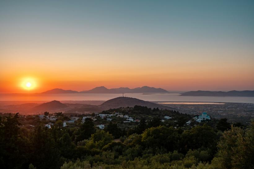 Západ slnka nad ostrovom Kos a pohorie ostrova.