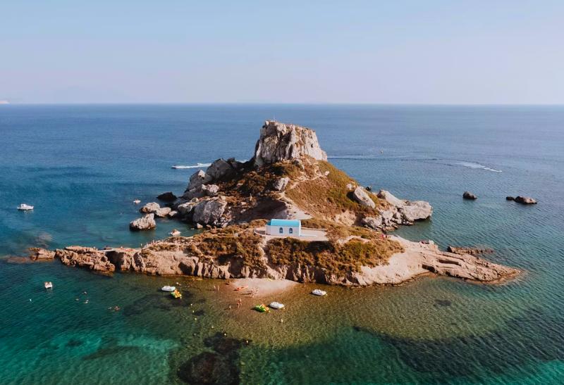 Malý kamenný ostrov a modré more na Kose.