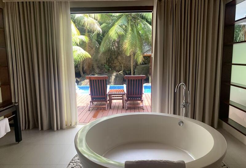 Izba s vaňou hotela Hilton Labriz Seychelles Resort and Spa, Seychely.
