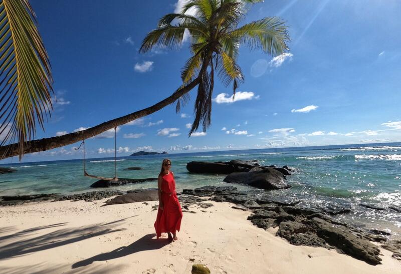 Norika Fedorová pred hotelom Hilton Labriz Seychelles Resort and Spa. Seychely