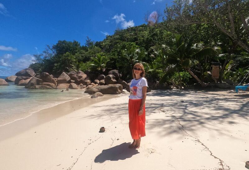 Norika Fedorová na piesočnej pláži pred hotelom Constance Lemuria, Seychely