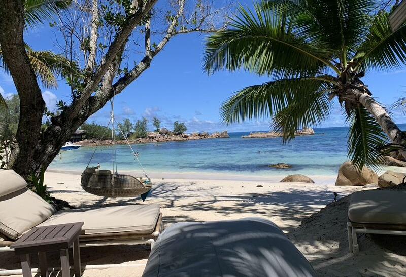 Pláž pred hotelom Constance Lemuria, Seychely