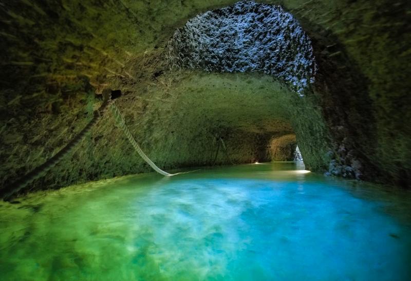 Podzemný vodný kanál, ktorým sa pláva. Xcaret. Mexiko