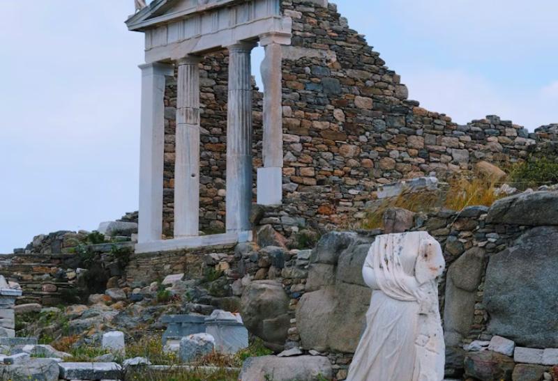 Kamenné ruiny a socha ostrove Delos.