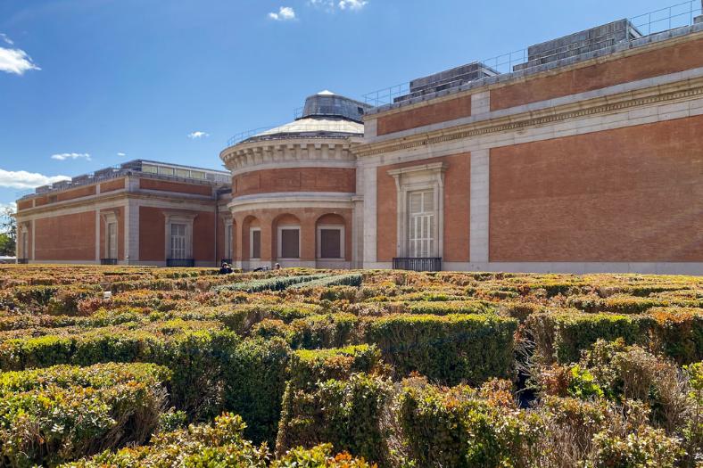Budova múzea a záhrady El Prado. Madrid. Španielsko