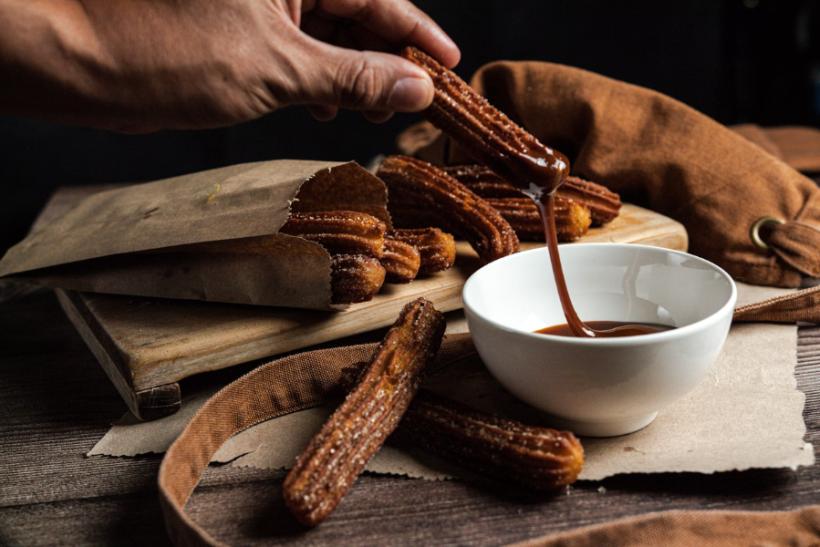 Chrumkavé churros s čokoládou.