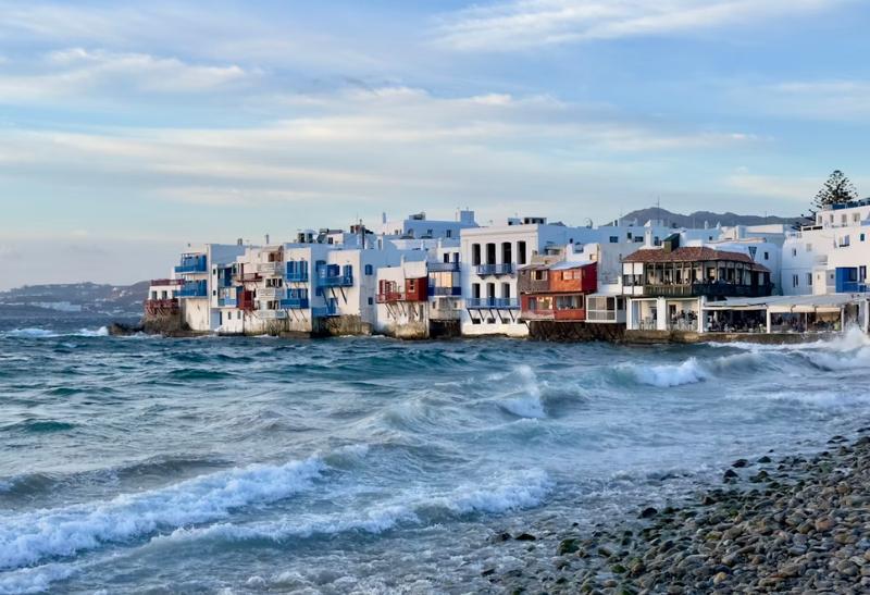 Malé Benátky na ostrove Mykonos s reštaruráciami a domy priami pri mori.