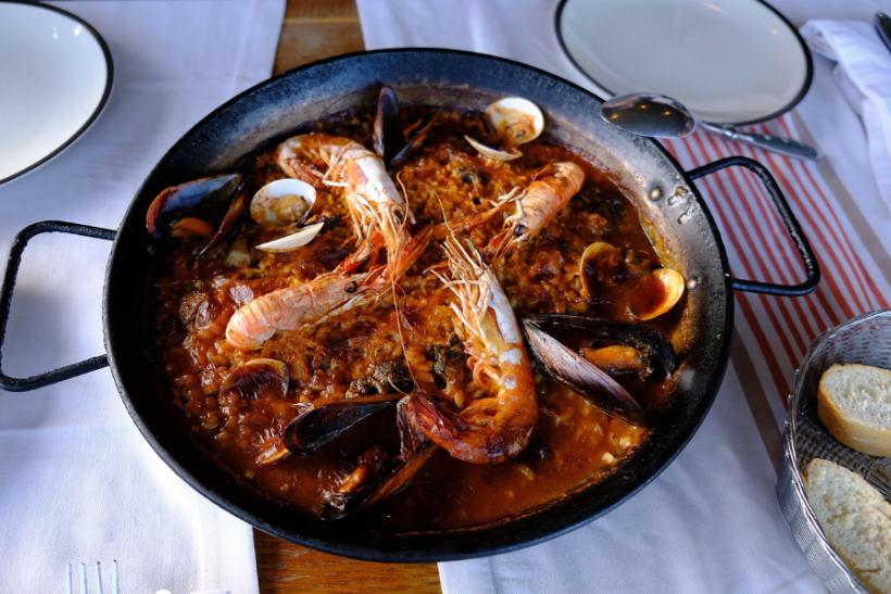 Španielska paella - ryža, mäso a morské plody.