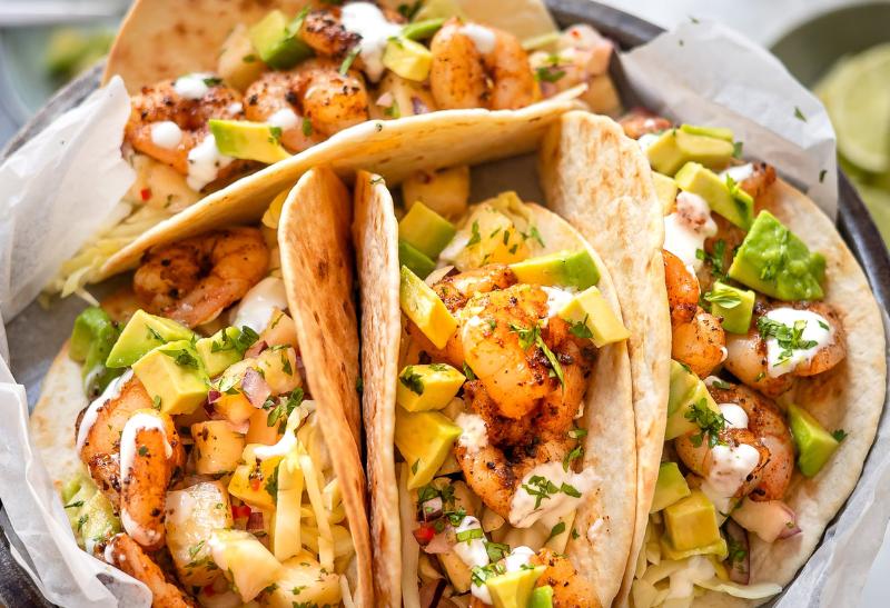 Mexické tacos s avokádom a krevetami.