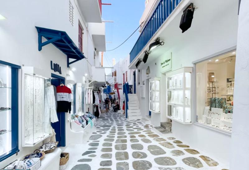 Ulica Matoyianni s obchodmi počas dňa na ostrove Mykonos.