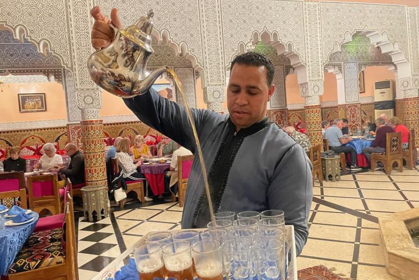Maročan nalieva marocký čaj.