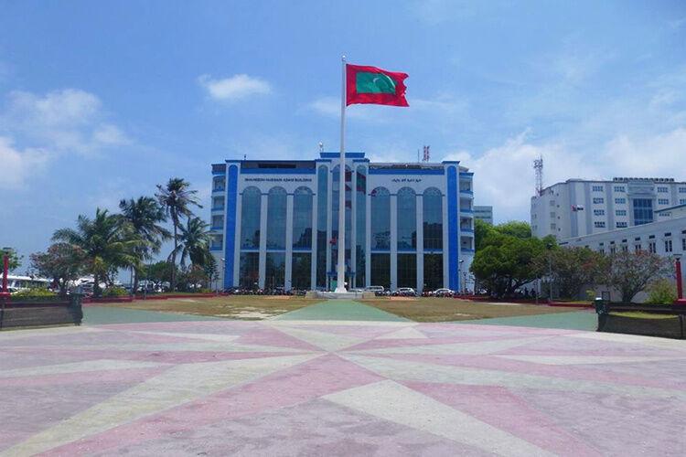 Hlavné námestie Jumhooree Maidan a centrála Národnej bezpečnostnej služby Maldív.