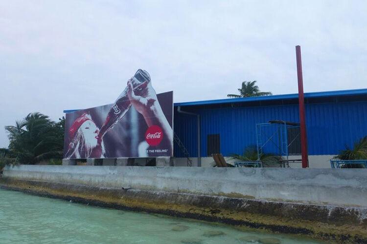 Fabrika na výrobu Coca Coly na ostrove Thulusdhoo