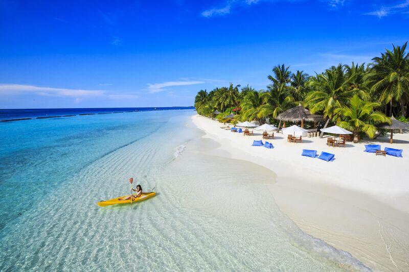 Dlhé a široké biele piesočnaté pláže na Maldivách