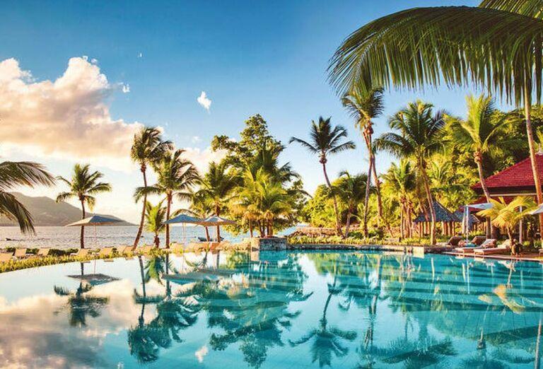 Hotelový bazén Club Med Seychelles s výhľadom na more. Seychely