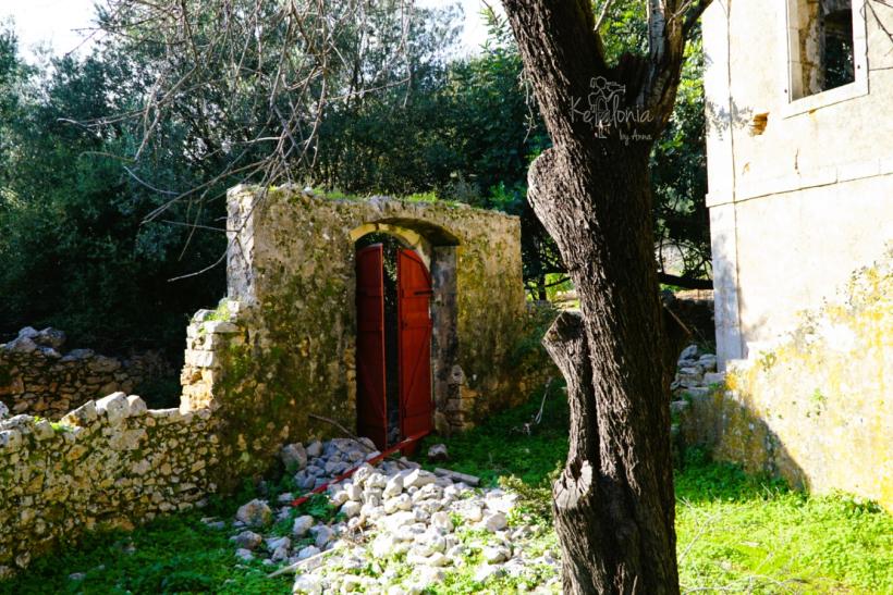 Pohľad na zrúcaninu domu. Mestečko duchov, Old Vlachata, Kefalónia
