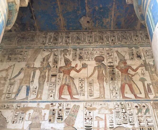 interiér chrámu Medinet Habu