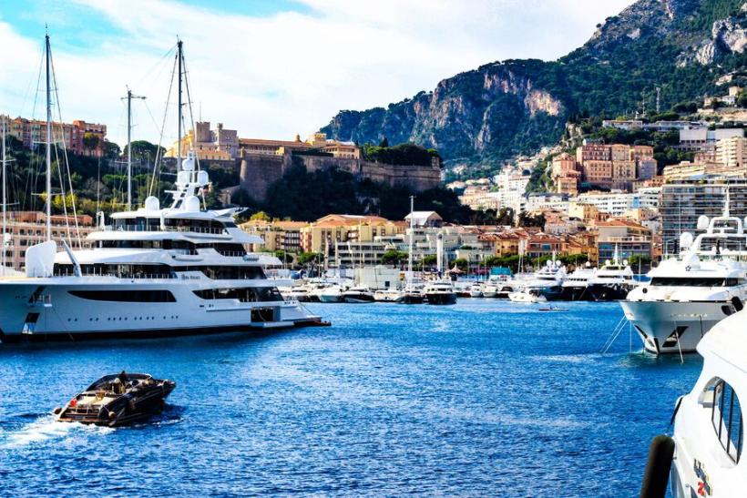 Monacký prístav s luxusnými loďami.