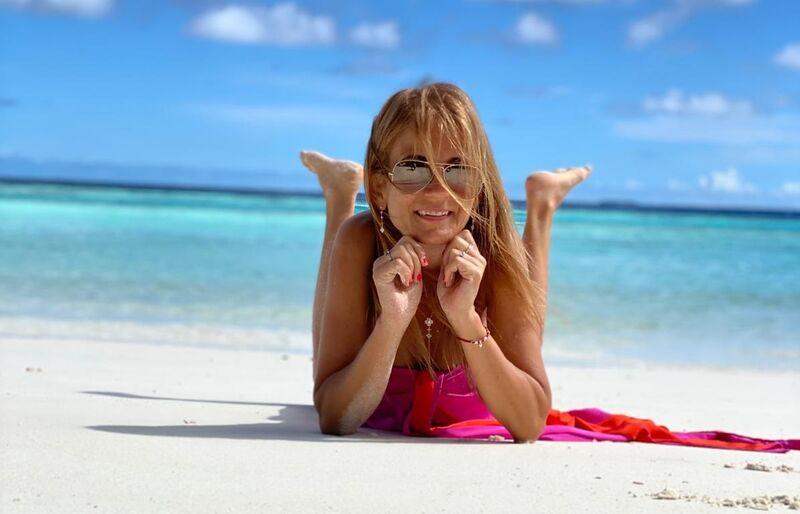 Norika Fedorová na pláži na Maldivách