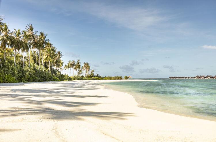 Biele pláže a tyrkysové more na Maldivách