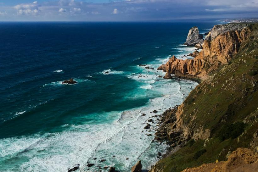 Strmé útesy v Cabo da Roca a oceán v Portugalsku.