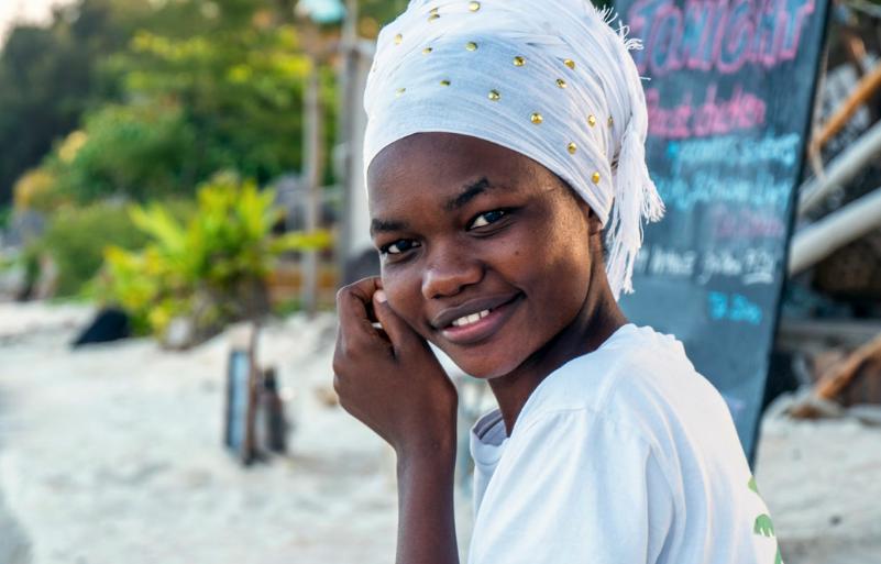 Zanzibarské dievča v bielej šatke na pláži Paje. Zanzibar.