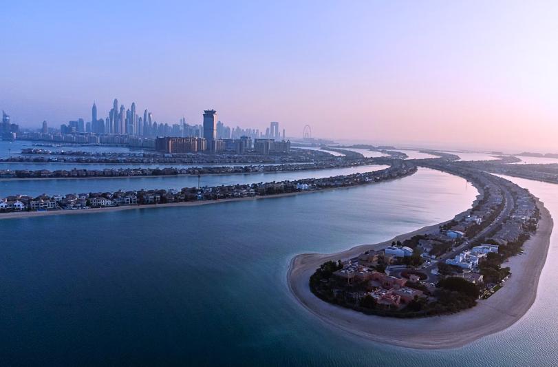 Palm Jumeirah a hotel St. Regis na kmeni palmy. SAE.