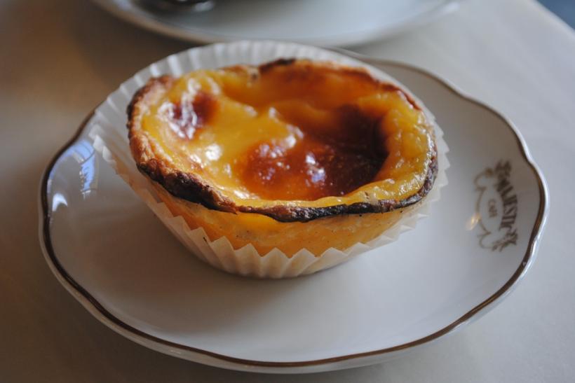 Portugalský dezert - pastel de nata - lístkový košíček plnený žĺtkovým krémom.