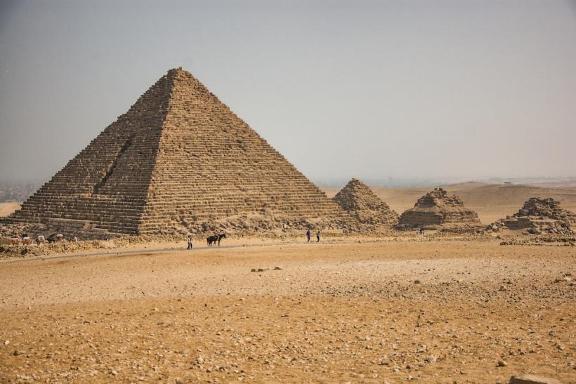 Mykerínova pyramída a sfinga. Gíza. Egypt