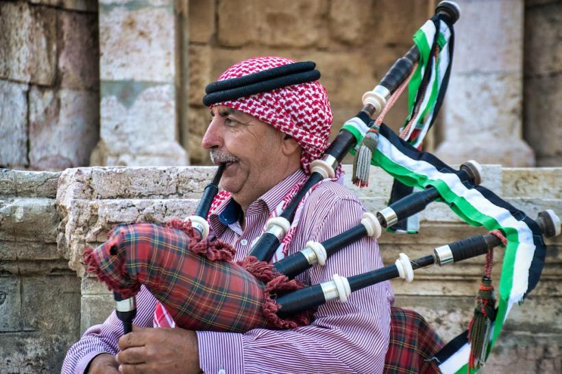 Hrajúci Jordánec v Jerash. Jordánsko