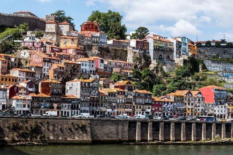 Domčeky v úzkych uličkách, veľa reštaurácií barov až k rieke Douro s krásnymi výhľadmi. Foto: depositphotos.com