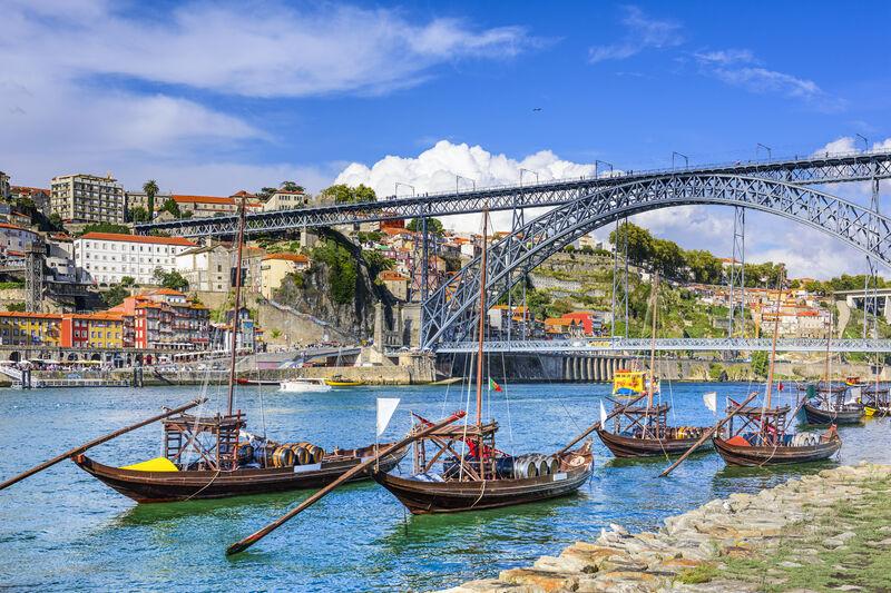 Panoráma mesta Porto, typické lode na rieke Douro