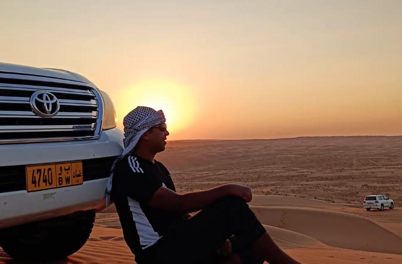 Západ slnka v púšti. Omán