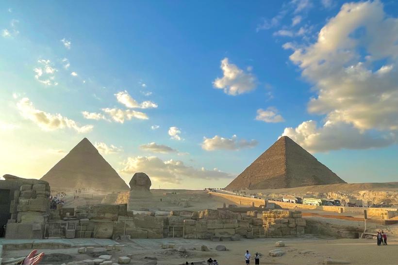 Pyramídy v Gíze v Egypte pri západe slnka a sfinga.
