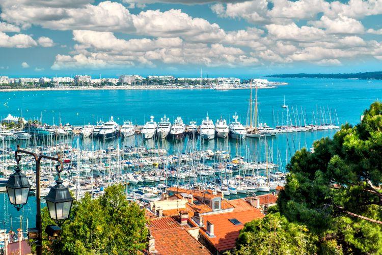 luxusné jachty kotviace v prístave v Cannes