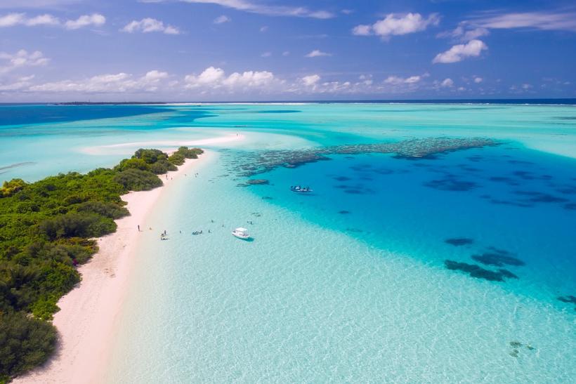 Tyrkysové more a biely piesok na Maldivách