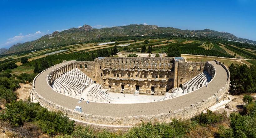 Zachovalé starorímske divadlo Aspendos